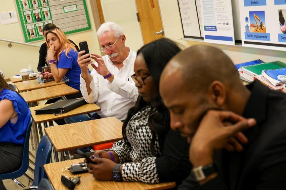 Stakeholders and parents answer questions and write ideas about school closures in a program called ThoughtExchange during the third community meeting the Broward school district hosted to get input. Carl Juste/cjuste@miamiherald.com