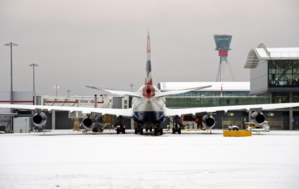 Der Schnee am ersten Dezemberwochenende sorgte auf vielen Flughäfen für Chaos. (Bild: ddp)