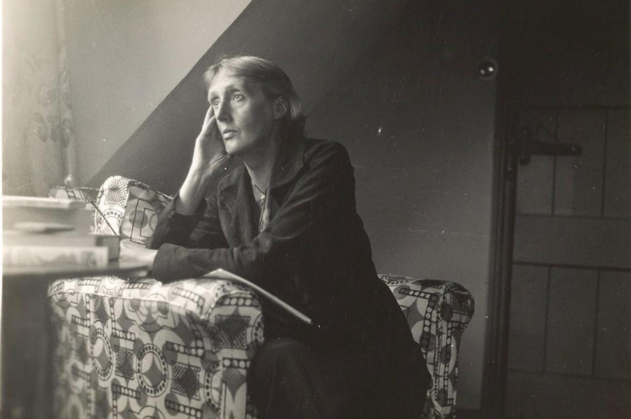 Virginia Woolf, en Monk´s House, la casa rural en la que residió con Leonard Woolf. <a href="https://iiif.lib.harvard.edu/manifests/view/drs:43891211$18i" rel="nofollow noopener" target="_blank" data-ylk="slk:Harvard University library;elm:context_link;itc:0;sec:content-canvas" class="link ">Harvard University library</a>