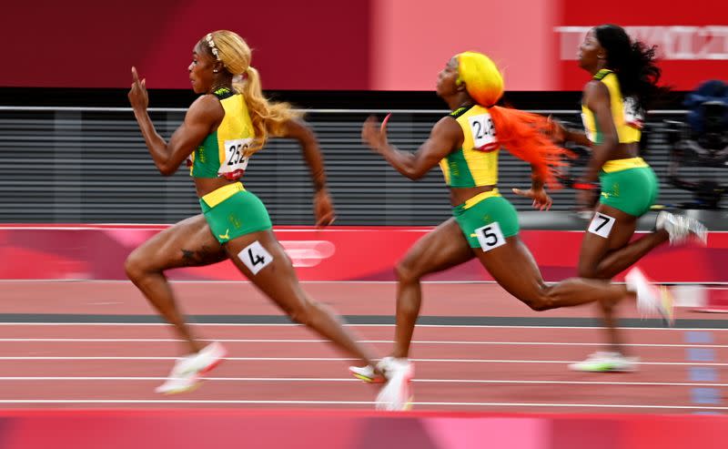 Foto del sábado de las jamaicanas Elaine Thompson-Herah, Shelly-Ann Fraser-Pryce y Shericka Jackson en la final de los 100 mts planos.