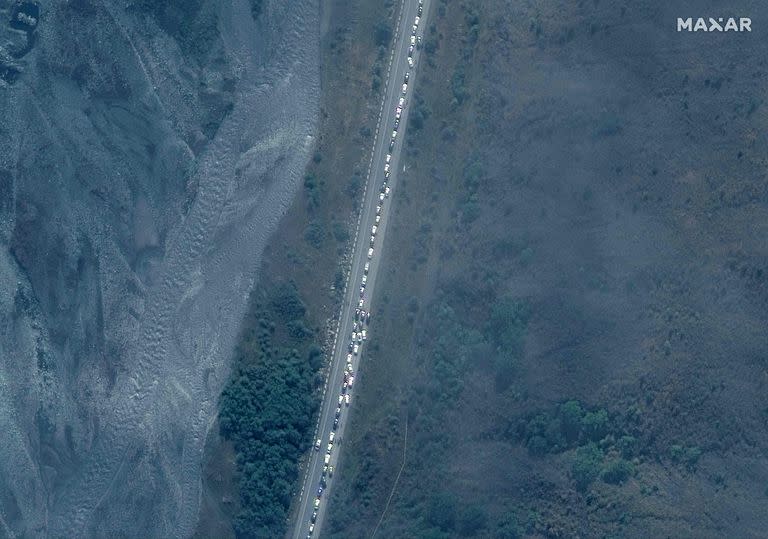 Esta imagen de satélite publicada por Maxar Technologies el 26 de septiembre de 2022 muestra camiones y autos esperando en la frontera rusa con Georgia