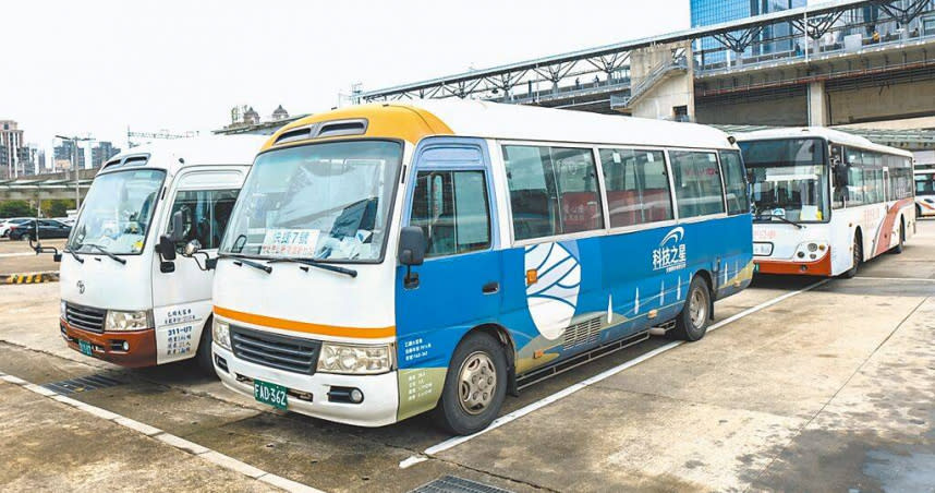 新竹縣政府16日試辦「5900」和「快捷7號」2條免費跳蛙公車搭乘數零，到20日搭乘人數平均僅1人。（圖／中國時報羅浚濱攝）