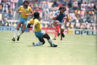<p>Lors du Mondial 1986, les Bleus éliminent le Brésil au terme d’un match inoubliable disputé sous une chaleur étouffante. Alors que la France est encore sous le choc de la mort de Coluche deux jours plus tôt, la bande à Platini offre à la France une troisième demi-finale de Coupe du Monde. </p>