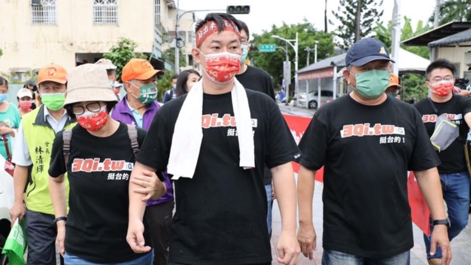 陳柏惟冒雨徒步100小時拜訪選民。（圖／陳柏惟辦公室提供）