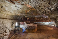 <p>La habitación principal incluye una gran cama y un spa como baño privado.<br>Foto: Instagram/beckhamcave </p>