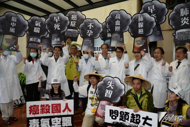 多位醫師與空汙病患6日至總統府前抗議政府漠視空汙問題（林俊耀攝）