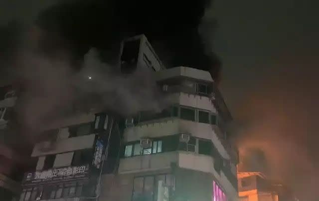 ▲北市延吉街華廈17日晚間突傳火警！6樓陽台爆炸陷火海。（圖／翻攝畫面）