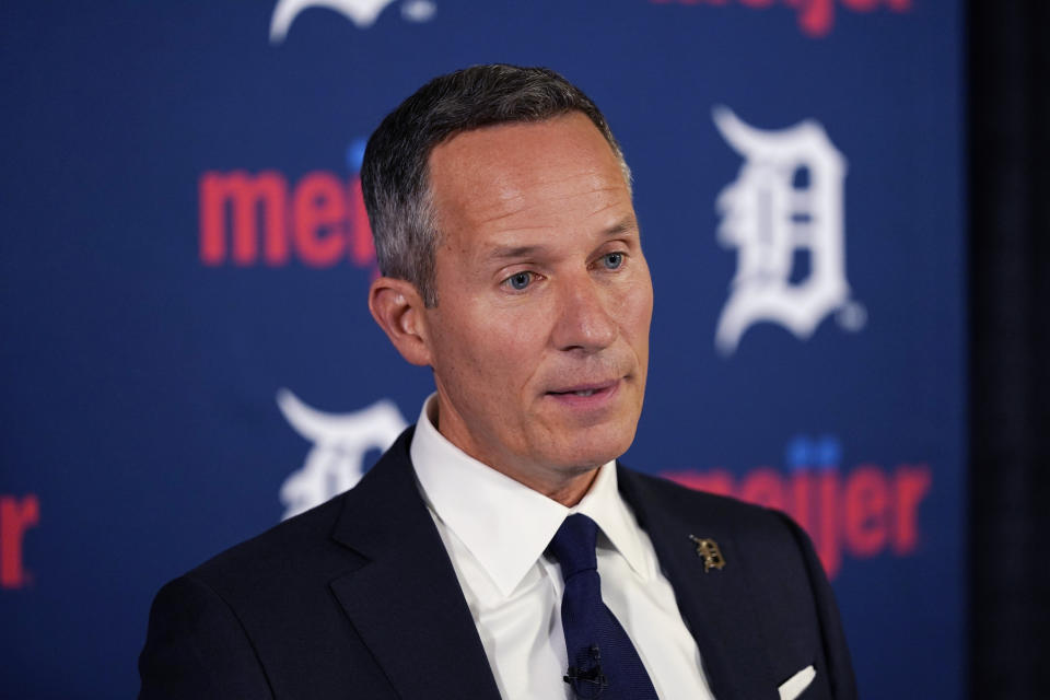 Chris Ilitch, dueño de los Tigres de Detroit, habla con la prensa sobre la destitución del gerente general Al Ávila, el miércoles 10 de agosto de 2022 (AP Foto/Carlos Osorio)