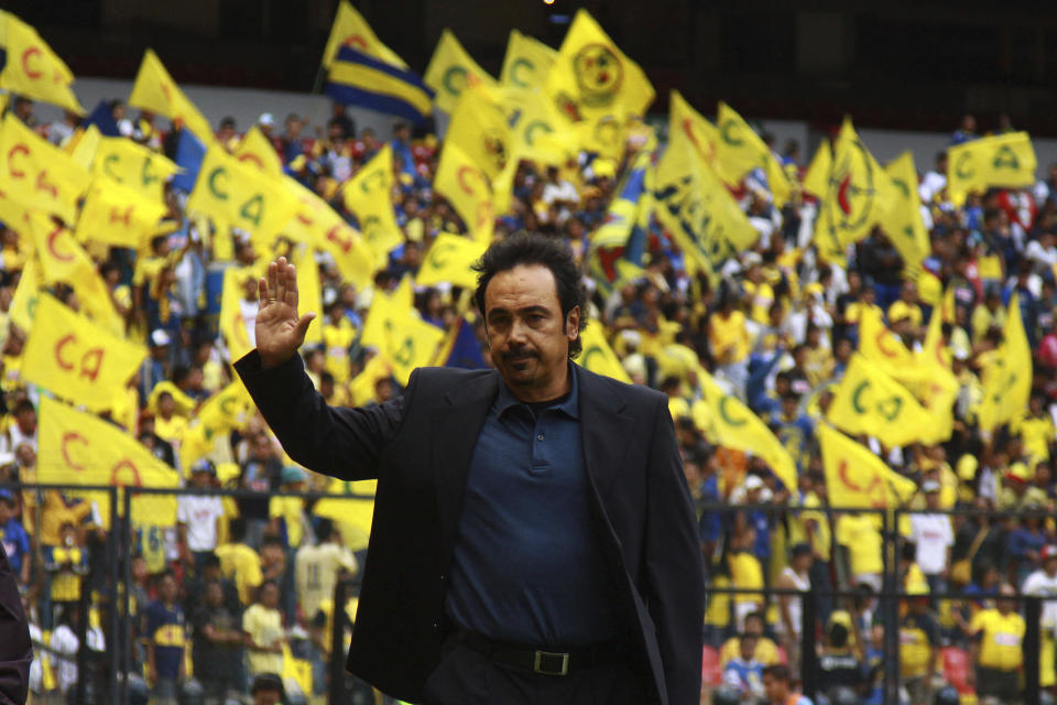 MEXICO CITY, MEXICO - NOVEMBER 03: Hugo Sanchez head coach of Pachuca greets during the Apertura 2012 Liga MX at Azteca Stadium on november 03, 2012 in Mexico City, Mexico. (Photo by Hector Vivas/Jam Media/LatinContent via Getty Images)