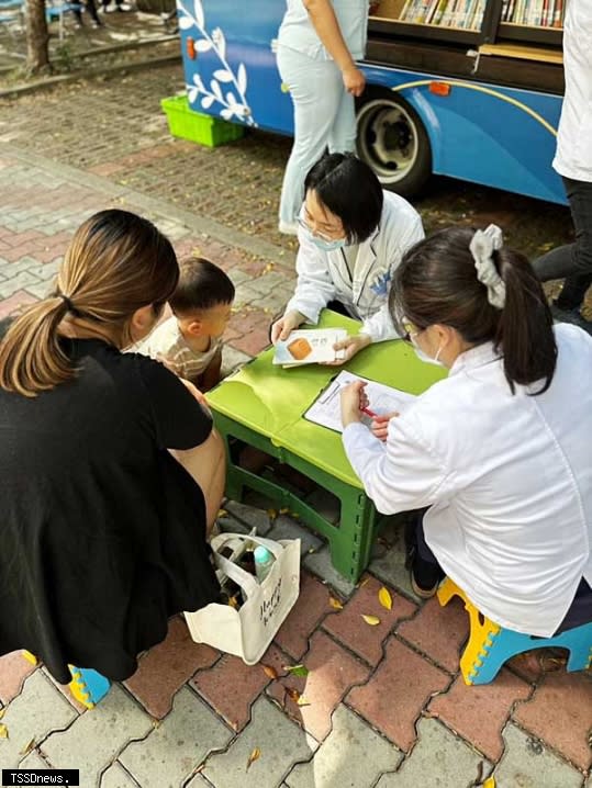 豐原醫院院內同仁及民眾踴躍參與借書活動。（圖：豐原醫院提供）