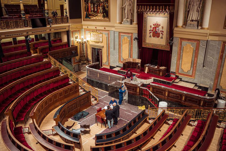 Varios empleados preparan el estrado del hemiciclo para la jura de la Constitución la Princesa de Asturias, en el Congreso de los Diputados, a 24 de octubre de 2023, en Madrid (España). 