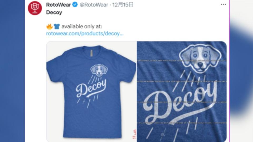 美國服飾廠商推出Decoy的T恤，特別採用道奇的藍白配色。（圖／翻攝自@rotowear推特）