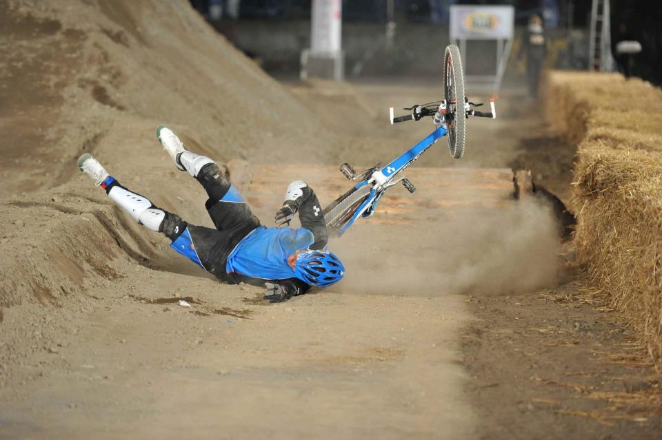 <p>Seine Nehmer-Qualitäten waren bekannt, am 10. April 2010 wurden sie legendär. Bei seinem Sturz vom Mountainbike zog sich der "Schlag den Raab"-Gastgeber eine Gehirnerschütterung nebst Gedächtnisverlust sowie einen Bruch des Jochbeins und der Kieferhölenwand zu. Aufgeben kam für den berüchtigten Ehrgeizling trotzdem nicht in Frage. Er stand die Sendung bis zum Schluss durch und litt am Ende mehr unter der Niederlage als unter den Schmerzen. (Bild: ProSieben / Willi Weber)</p> 