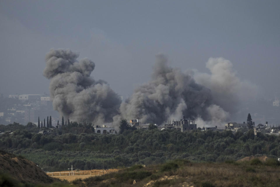 從以色列南部看，以色列空襲加薩走廊後煙霧升起。（美聯社）