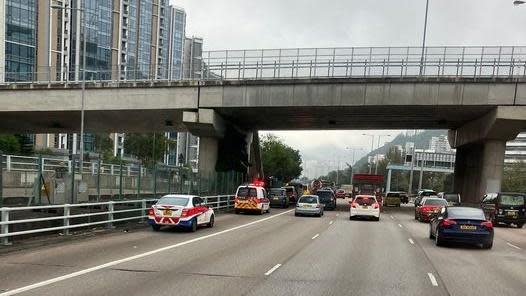 吐露港公路多輛汽車連環爆胎，警檢一包鐵釘疑意外遺下。(馬路的事 (即時交通資訊台)@FB)