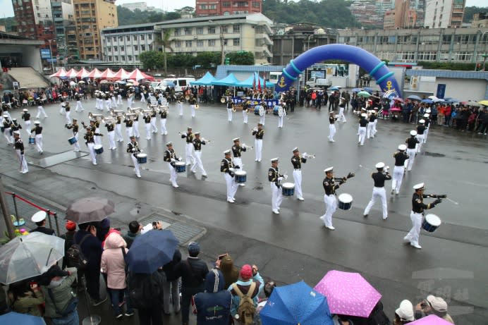 海軍106年敦睦支隊8日停靠基隆港，吸引地方鄉親前往。（軍聞社記者李忠軒攝）