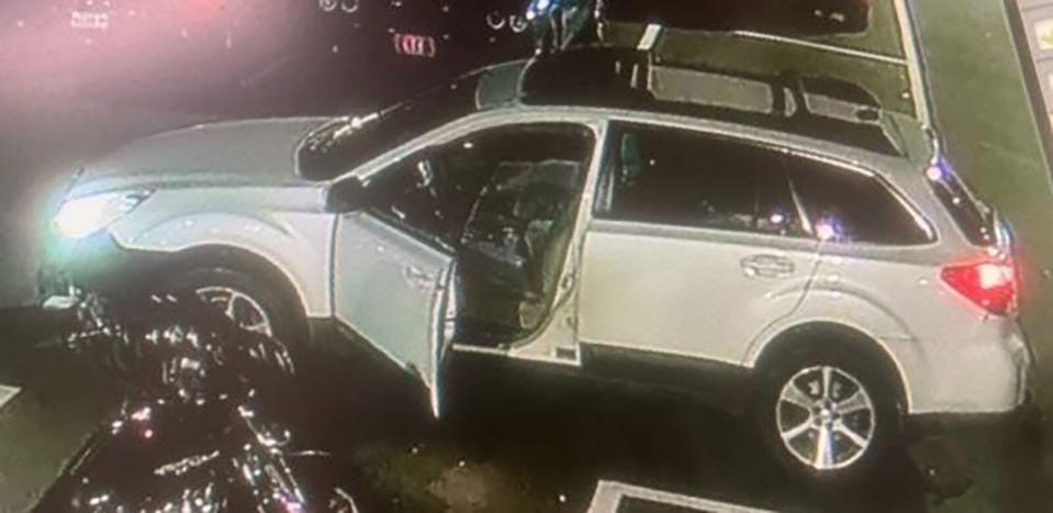 路易斯頓市警方發布嫌犯可能用於作案的車輛，是一輛Subaru Outback白色汽車。翻攝FB@Lewiston Maine Police Department