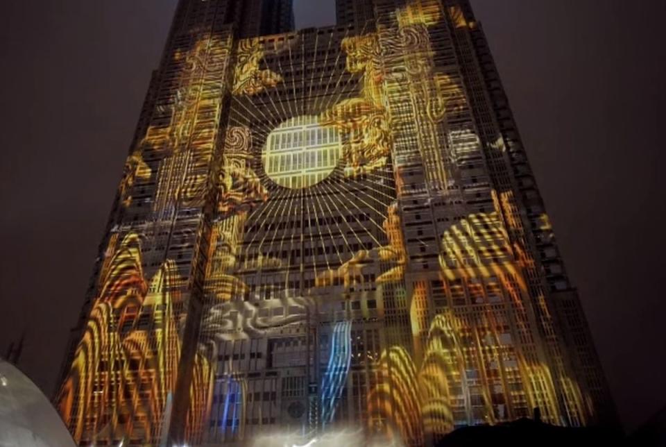 日本東京都政府第一大廳外牆被設計用做全年放映音樂投影秀，獲金氏世界紀錄認證「最大建築物外牆投影項目」。
