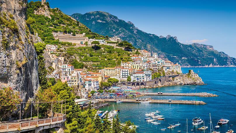 Para reducir la presión sobre las congestionadas carreteras de la costa de Amalfi nada mejor que ir en bicicleta o usar el transporte público.