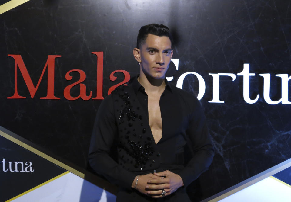 El actor Jorge López posa en la alfombra roja de la serie "Mala fortuna" en la Ciudad de México el miércoles 16 de agosto de 2023. (Foto AP/Berenice Bautista)