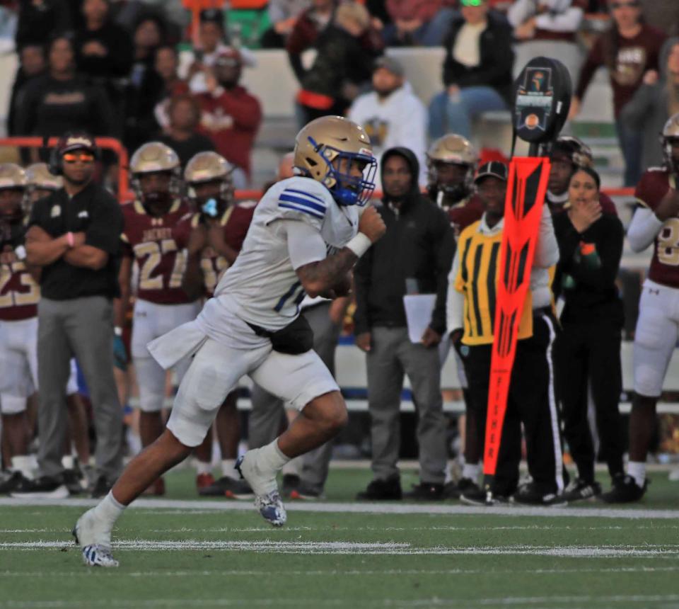 Mainland's Dennis Murrary Jr. (14) runs down the field and scores a touchdown during Thursday night's championship game against St. Augustine.