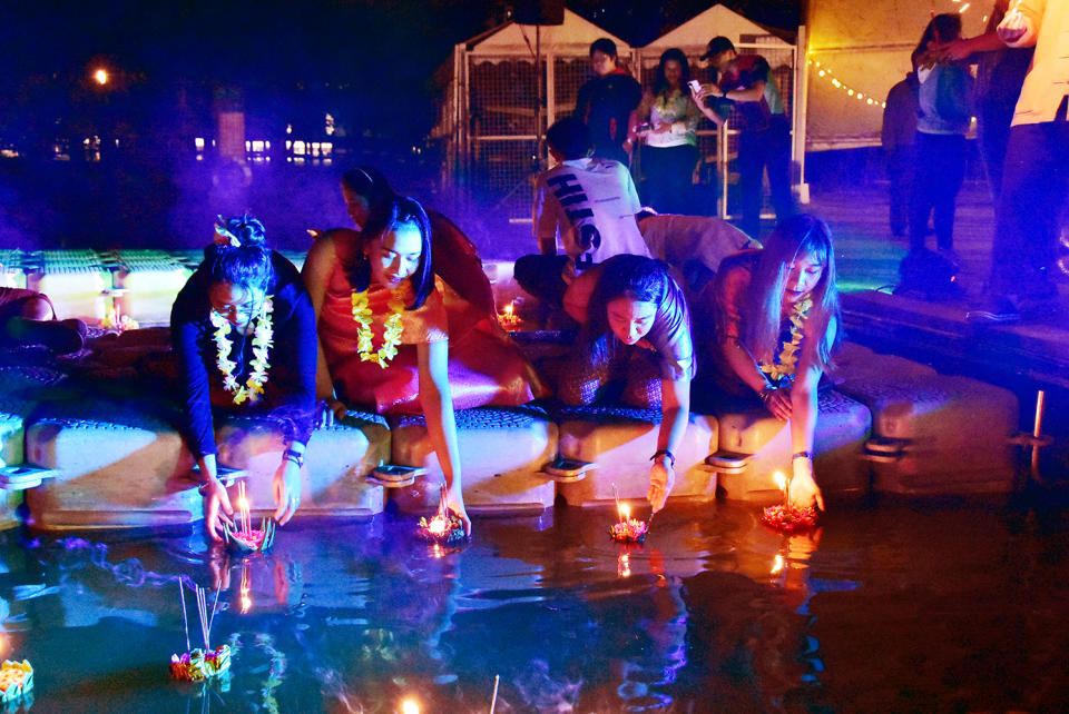 <span><span>將香蕉葉疊成蓮花型的小船，並插上鮮花、點著香燭放在水上漂流，表示對佛祖和水神的感激；及將前一年所犯的過錯洗滌乾淨，五顏六色的水燈漂浮在河上，象徵著希望及對未來幸福美好的祈願。</span>（圖／明道大學提供）</span>