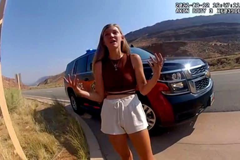 Esta imagen de una cámara corporal de la policía publicada por el Departamento de Policía de la ciudad de Moab en Utah, muestra a Gabrielle Petito hablando con la policía mientras respondían a un altercado entre Petito y su novio, Brian Laundrie, el 12 de agosto de 2021