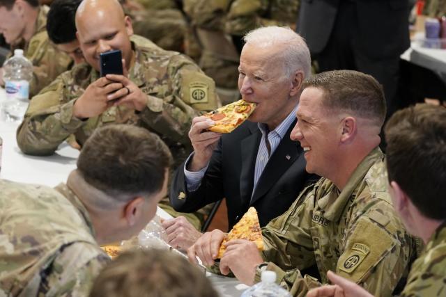 Biden in Polonia, pizza e selfie con i soldati americani - FOTO