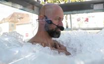 World Record attempt for longest body contact with ice, in Melk