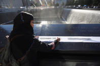 Khudeza Begum recupera el nombre de su sobrino, durante los actos en honor a las víctimas del 9/11, en el memorial del World Trade Center, el 11 de septiembre de 2012, en Nueva York. John Moore/Getty Images