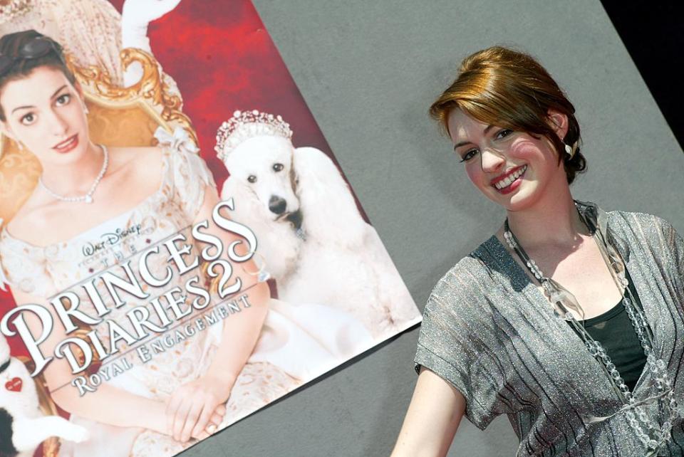 Anne Hathaway doit une fière chandelle à Disney. Et oui, sa carrière a véritablement décollé après deux rôles dans des films Disney. Le premier date de 2001 : Anne Hathaway joue le rôle de Mia Thermopolis dans <em>Princesse malgré elle</em>. Puis, en 2004, on la voit dans la suite, <em>Un mariage de princesse</em>. Deux films qui ont connu un immense succès et qui sont souvent rediffusés à la télévision, surtout en période de Noël. On parie que vous les avez déjà vus !