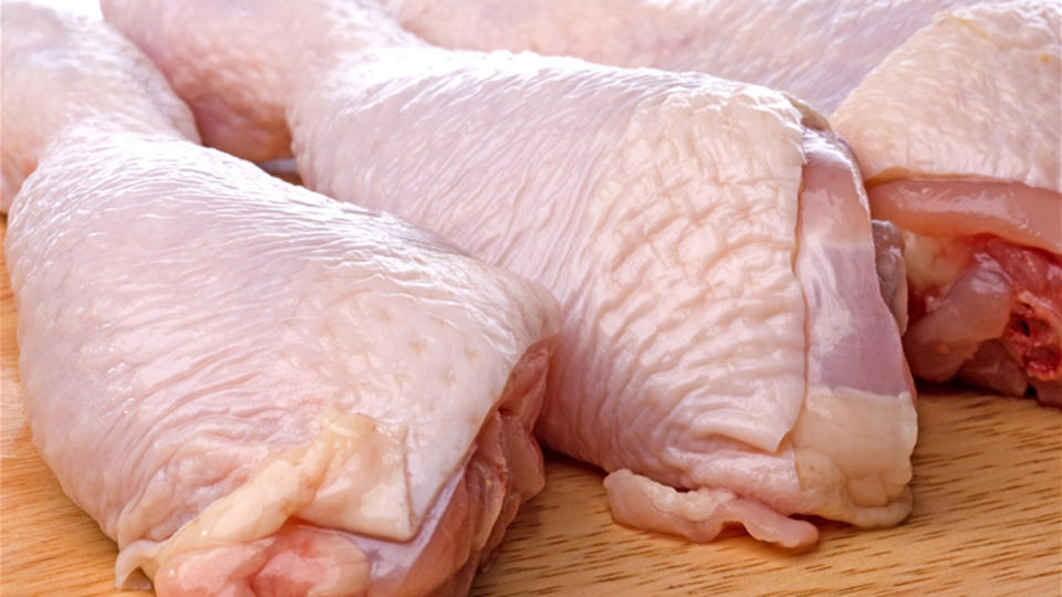 Raw chicken, be careful! (Featurepics)