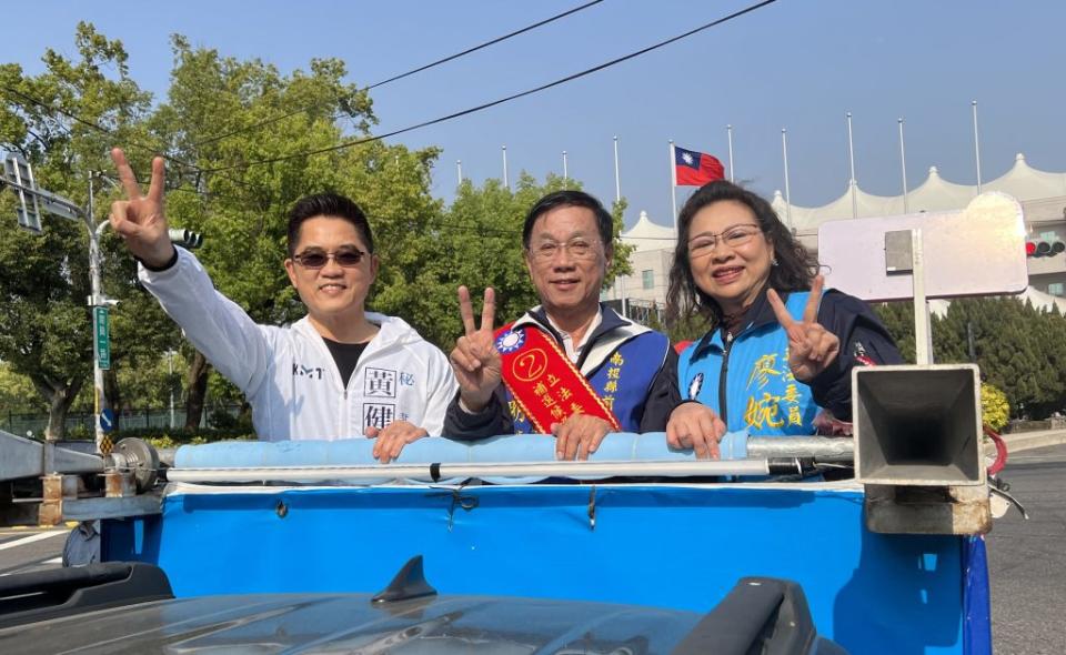 國民黨秘書長黃健庭、立委廖婉汝到南投，陪同候選人林明溱車隊掃街拜票。（記者徐義雄攝）