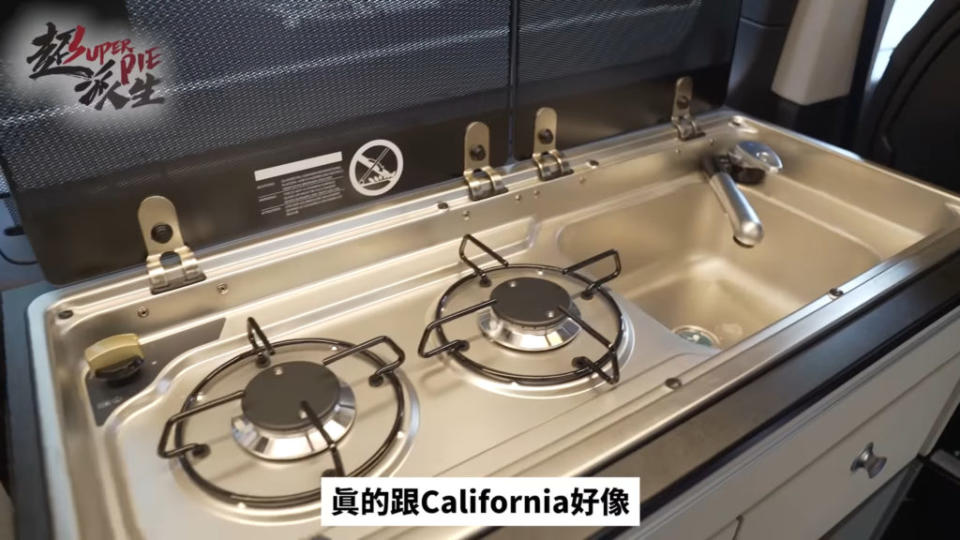 車上的爐具也可以單獨拆卸，讓車主可以在車外烹飪。(圖片來源/ 翻攝自超派人生YT)