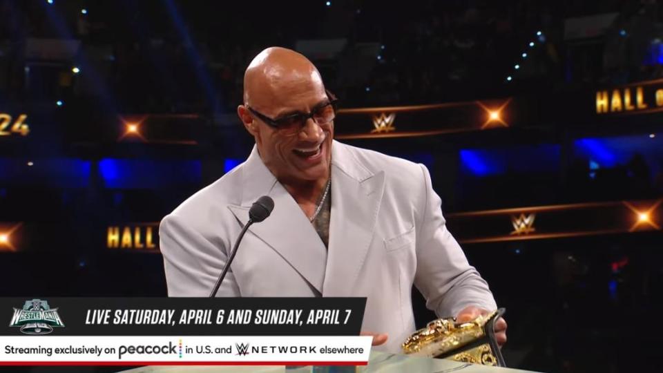 巨石強森獲頒「人民冠軍」殊榮。（圖／翻攝自WWE YT）