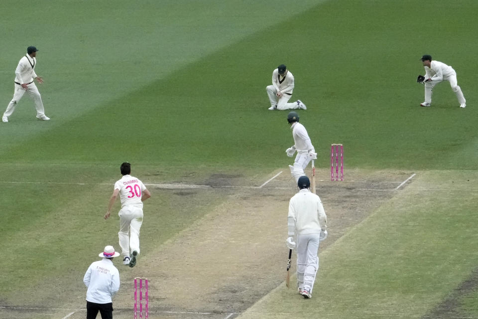 Australia's Steve Smith, center top, catches out South Africa's Kyle Verreynne, center, during the fourth day of their cricket test match at the Sydney Cricket Ground in Sydney, Saturday, Jan. 7, 2023. (AP Photo/Rick Rycroft)