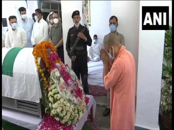 Uttar Pradesh CM Yogi Adityanath paid his last respect to late Kalyan Singh. (Photo/ ANI)