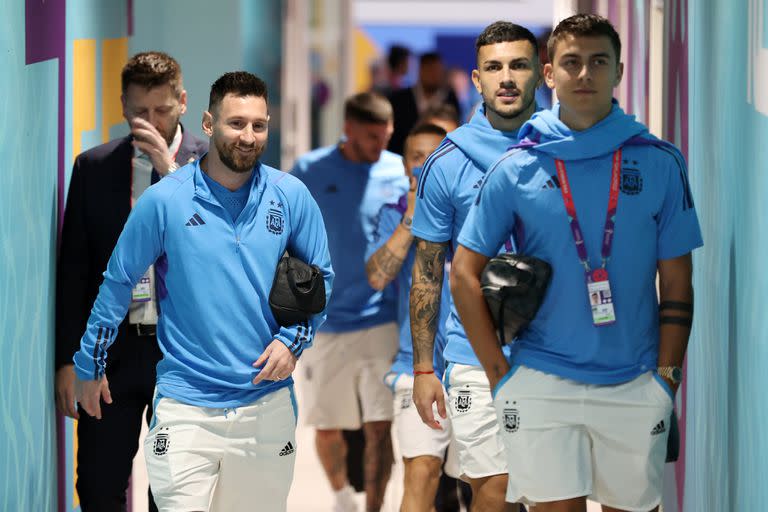 Messi, sonriente, llega al estadio acompañado por Leandro Paredes y Paulo Dybala para el encuentro con Australia