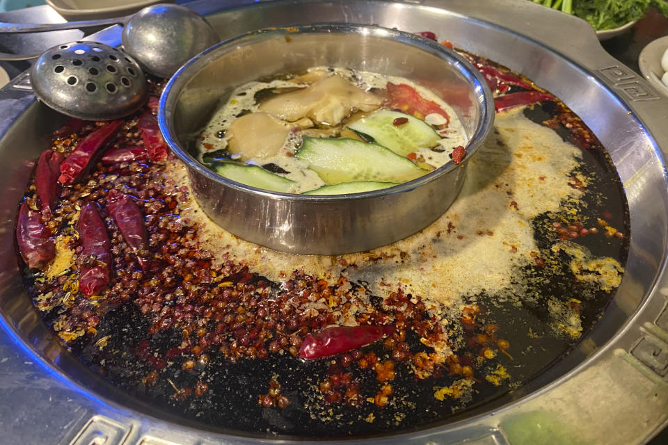 "Olla caliente", una especie de fondue chino a base de un caldo picante al que se le agregan distintos complementos, en foto del 20 de agosto del 2022 tomada en la ciudad china de Chongqing. (AP Photo/Mark Schiefelbein)