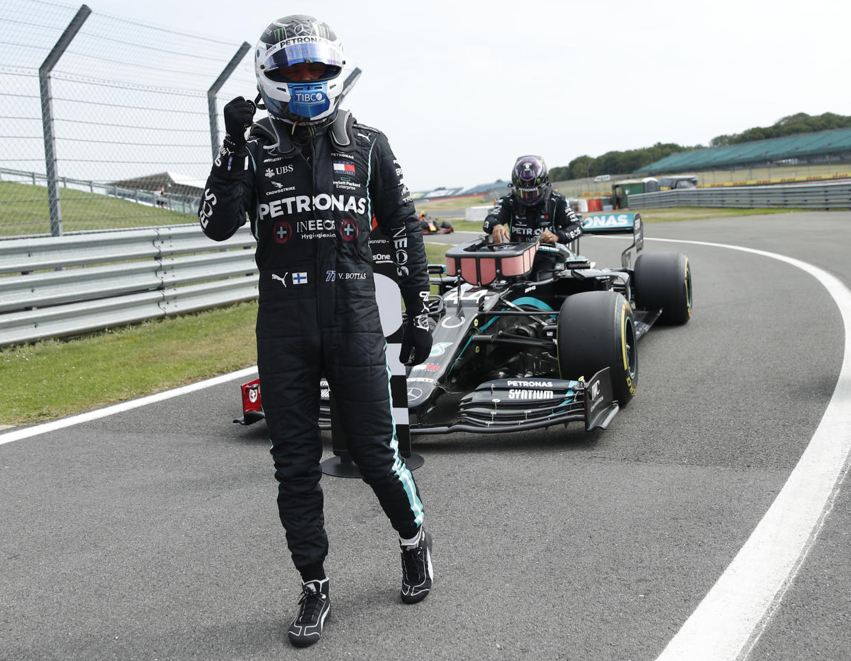 El piloto de Mercedes Valtteri Bottas camina mientras su compañero de equipo Lewis Hamilton sale de su auto durante las clasificatorias para el GRan Premio 70 Aniversario de Fórmula Uno en Silverstone, Inglaterra, el sábado, 8 de agosto del 2020. (Andrew Boyers/Pool Photo via AP)