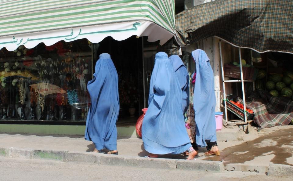 喀布爾，雞街 (Chicken Street) 上血拚逛街的婦女，圖片來源：黃瀚民提供。
