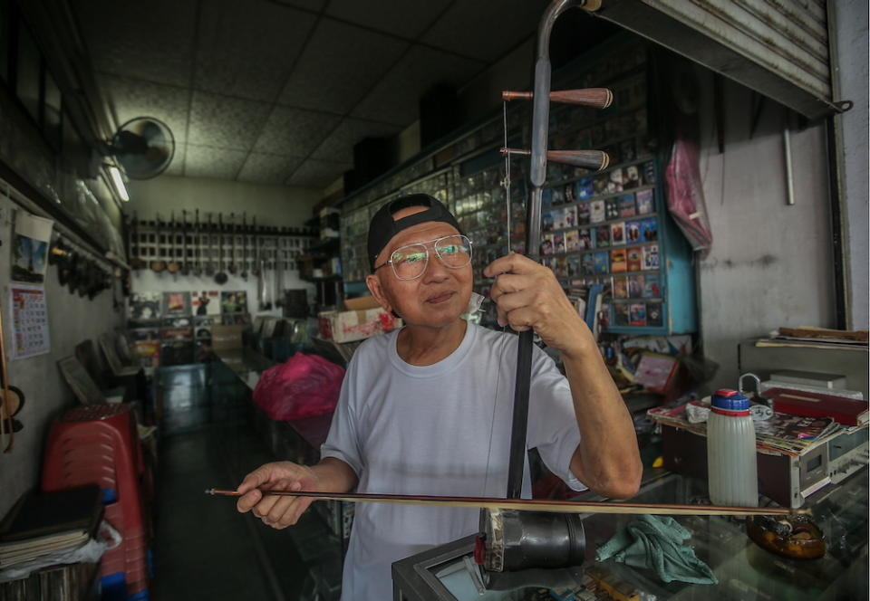 Cheng often finds himself wiling the time away at his store playing the erhu. —&nbsp;Picture by Farhan Najib