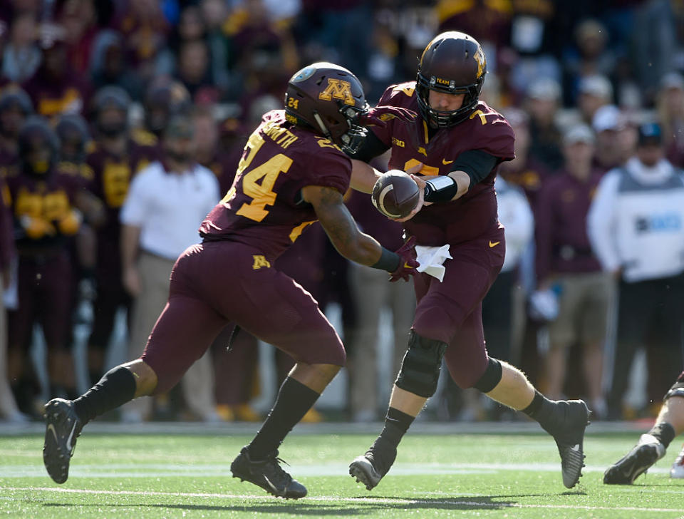 MINNEAPOLIS, MN - OCTOBER 17: Mitch Leidner #7 of the Minnesota Golden Gophers hands off the ball to teammate Rodney Smith #24 of the Minnesota Golden Gophers during the first quarter of the game on October 17, 2015 at TCF Bank Stadium in Minneapolis, Minnesota. (Photo by Hannah Foslien/Getty Images)