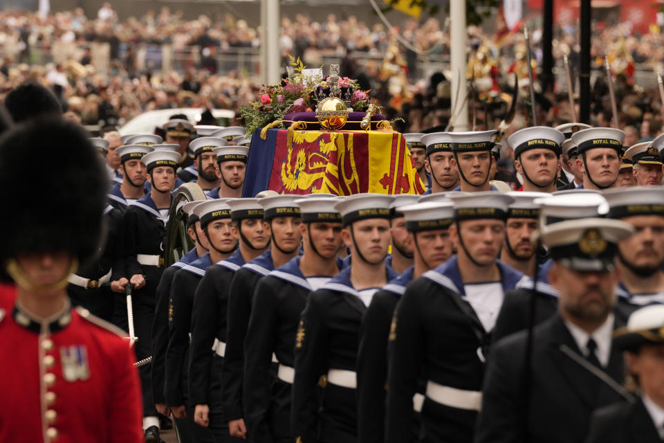 El féretro de la reina Isabel II es llevado tras su funeral en la Abadía de Westminster en el centro de Londres el lunes 19 de septiembre de 2022. La reina falleció a los 96 años el 8 de septiembre. Será enterrada en Windsor junto a su esposo el príncipe Felipe fallecido en 2021. (Foto AP/Andreea Alexandru, Pool)