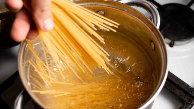 Boil Noodles In A Shallow Pan For A Time-Saving Pasta Hack