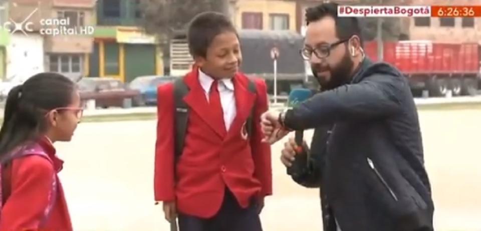 Los periodistas de ‘Despierta Bogota’ notaron que un niño hace gestos a la cámara detrás del reportero. Foto: Facebook/YesidLancheros