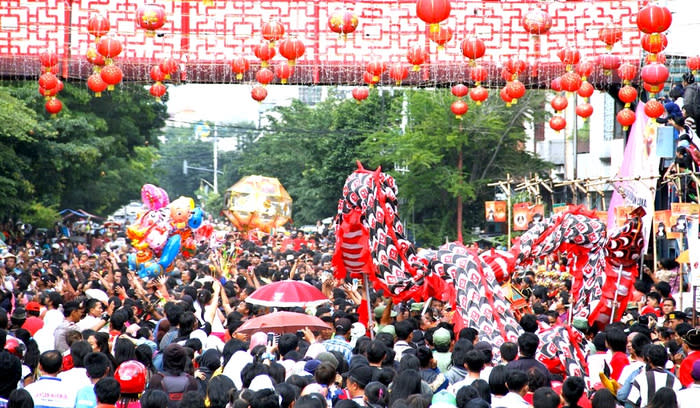 Crowds: Surakartans flocked to Pasar Gede on Jl. Urip Sumoharjo to attend the Grebeg Sudiro festival as part the city's Chinese New Year celebrations.