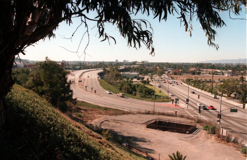 ME.StreetSmart.#1.1127.BC/a–––The Marina Freeway, left, ends abruptly at Slauson, right, as it curves around the Fox Hills Mall.