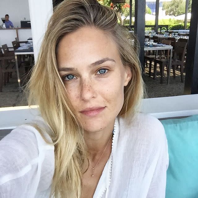 Cuando la también modelo Bar Refaeli decide pasar del maquillaje, descubrimos a una mujer aún más guapa en cuyo rostro destacan unas sexys y naturales pecas. (Foto: Instagram / @barrefaeli).