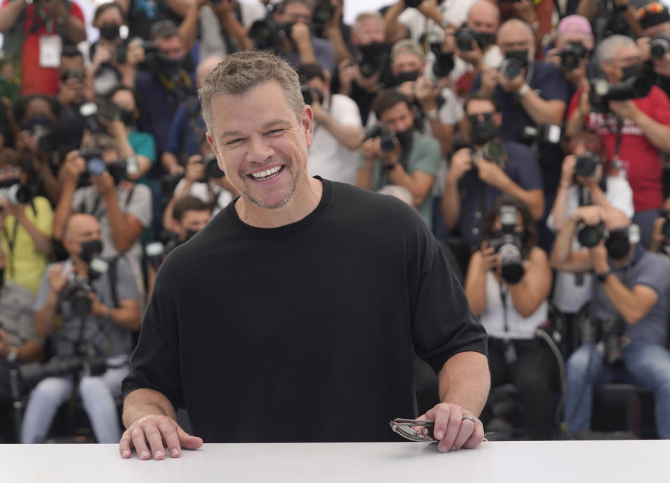 Matt Damon posa con motivo del estreno de "Stillwater" en el Festival de Cine de Cannes, en el sur de Francia, el viernes 9 de julio de 2021. (AP Foto/Brynn Anderson)